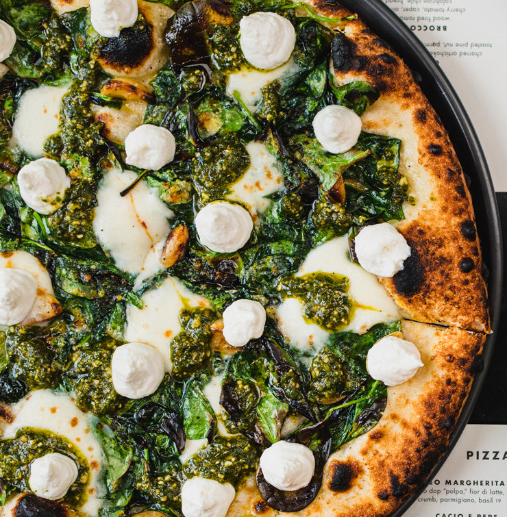 Spinaci pizza with spinach, basil pesto, fior di latte and parmigiano crema